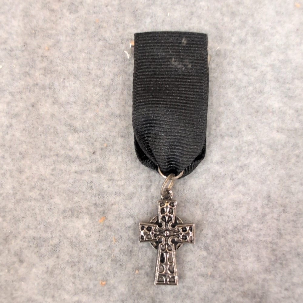 Celtic Cross Ribbon Pin Silver Tone Black Grosgrain Medal Mourning Jewelry - Picture 1 of 2